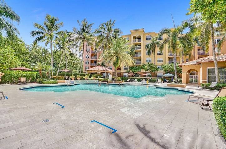 Vacation rental for 3 people, with pool and yard as well as hot tub and terrace in Aventura FL