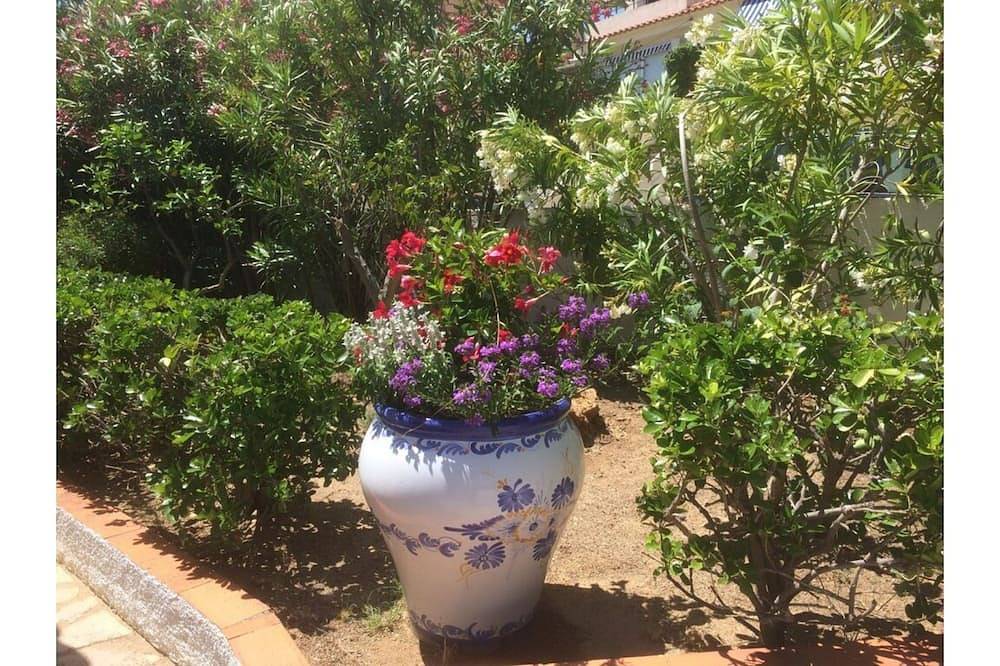 Charming renovated house - 4 mn walk from Grifeu beach - Very nice garden-Parking area in Llanca, Upper Empordà