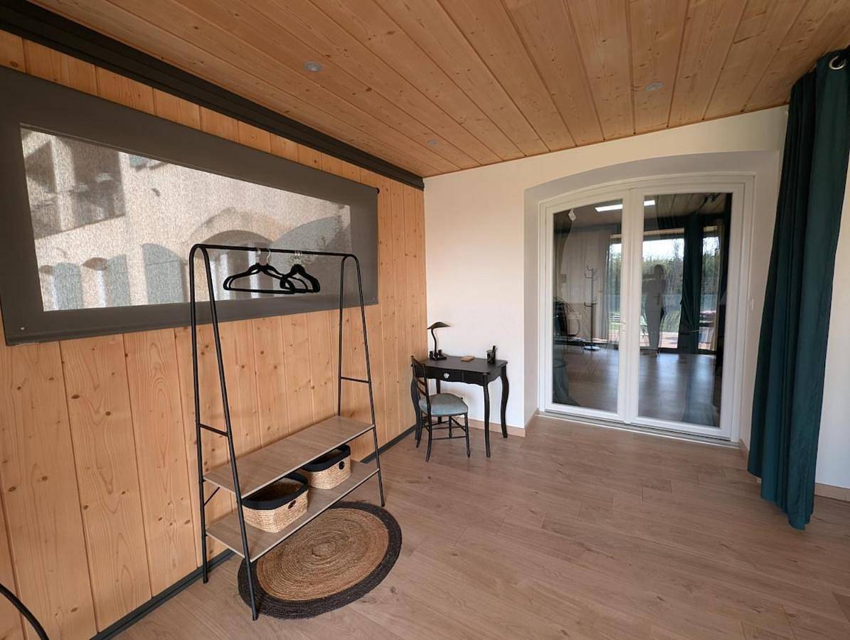 Appartement entier, One-Bedroom Apartment in Istres, Côte méditerranéenne (France)