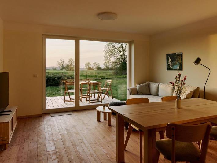 Ferienhaus für 4 Personen, mit Balkon und Terrasse sowie Garten und Seeblick