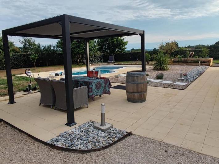 Gîte pour 6 personnes, avec vue et piscine ainsi que terrasse et jardin, animaux acceptés à Cours-de-Pile