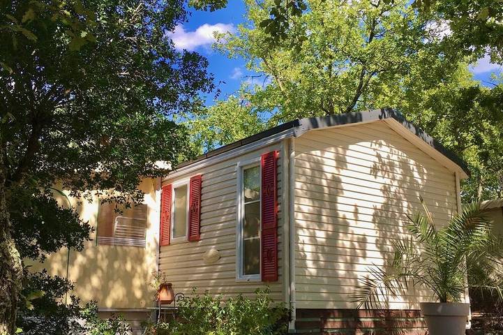 Location de vacances pour 4 personnes, avec jardin ainsi que sauna et piscine à Saint-Privat-de-Champclos