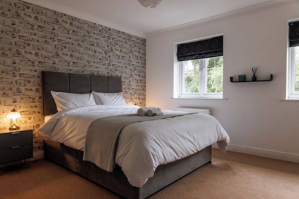Comfortable 4-bedroom home / park view / pet friendly / close to the hospital in Aylesbury, Chiltern Hills