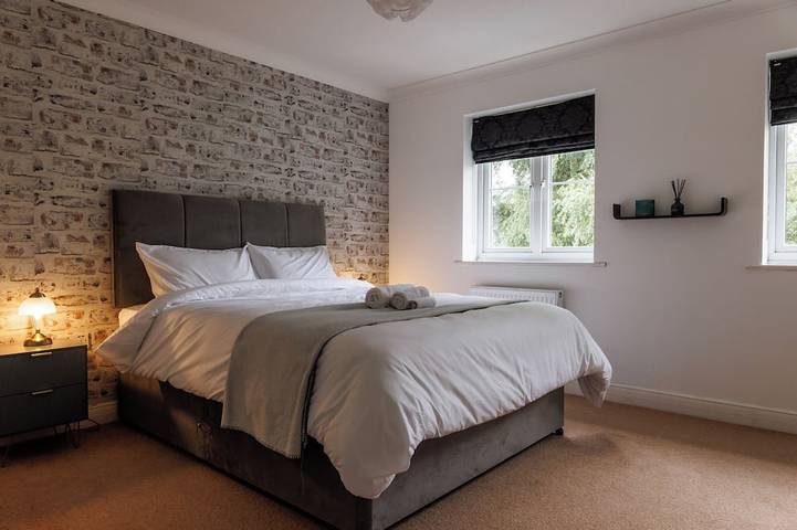 Comfortable 4-bedroom home Aylesbury / park view / pet friendly / car port in Aylesbury, Chiltern Hills