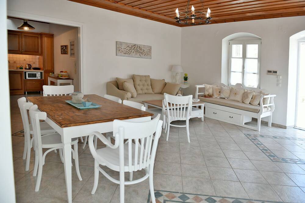 Hydra's Pearl *Brand new* at the heart of Hydra in Hydra