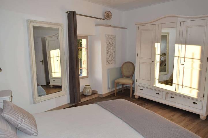 Appartement entier, Beautiful apartment T3, private parking "Au logis de Pézenas" in Pézenas, Côte méditerranéenne (France)
