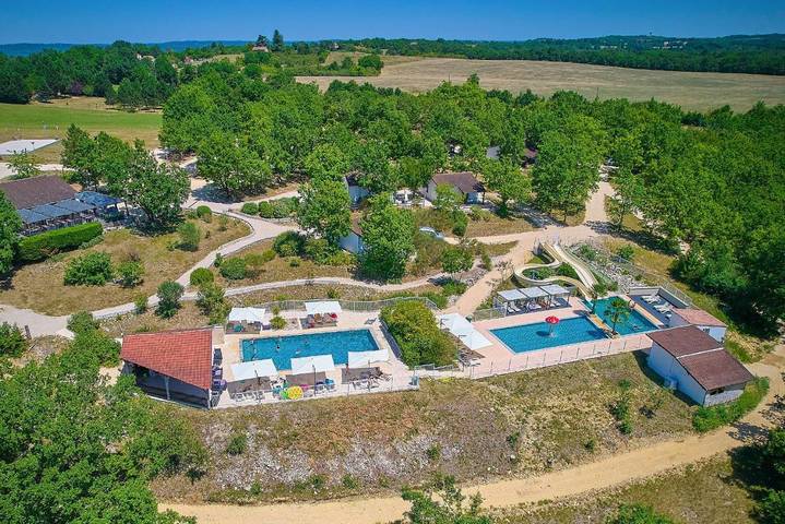 Parc de vacances pour 4 personnes, avec jardin ainsi que piscine et vue dans le Lot