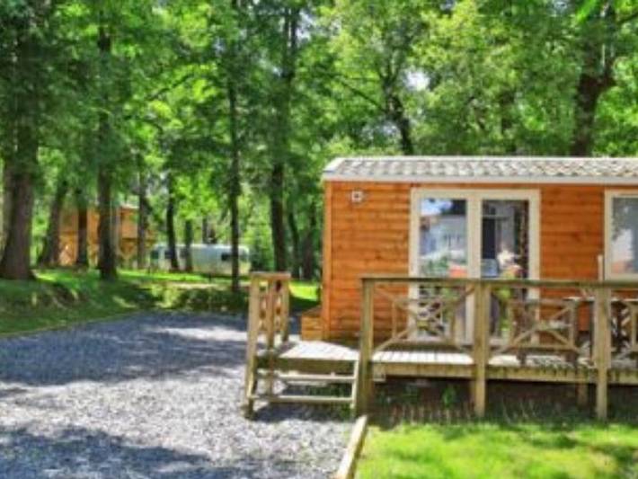 Camping pour 4 personnes, avec Jacuzzi et Terrasse ainsi que Piscine et Sauna