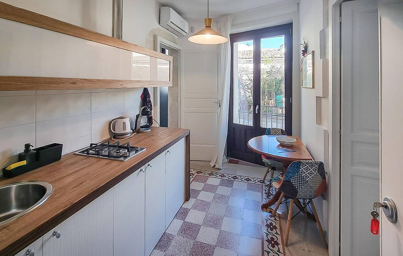 Entire holiday apartment, Sea View Apartment with Wifi and Air Con, Scicli Center 100m in Scicli, Ragusa Province