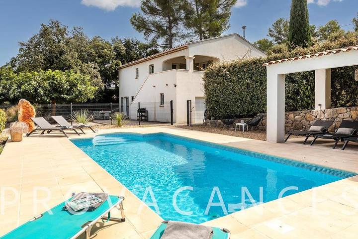 Location de vacances pour 8 personnes, avec Balcon/Terrasse ainsi que Jardin et Piscine à Flayosc