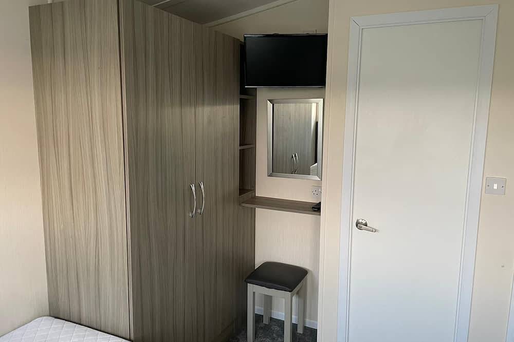 Lovely 6 berth lodge with decking at Lyons Lido Beach, North Wales in Prestatyn, Denbighshire
