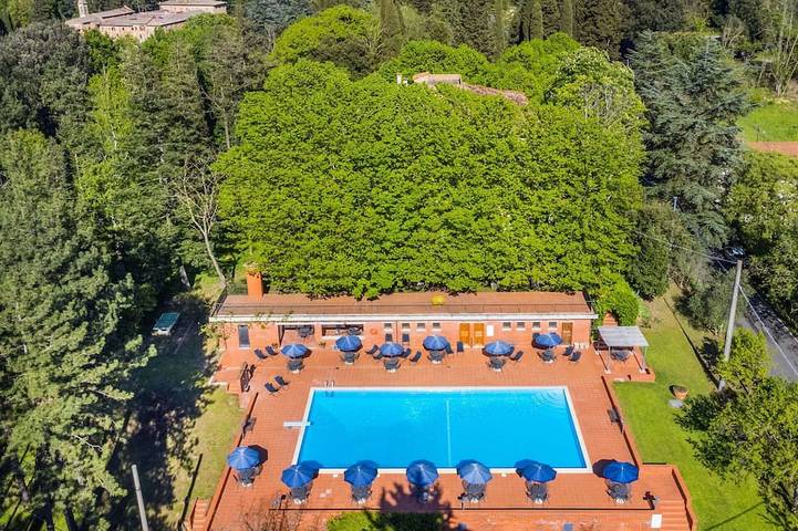 Ferienhaus für 8 Personen, mit Balkon/Terrasse und Terrasse sowie Garten und Pool in San Vivaldo