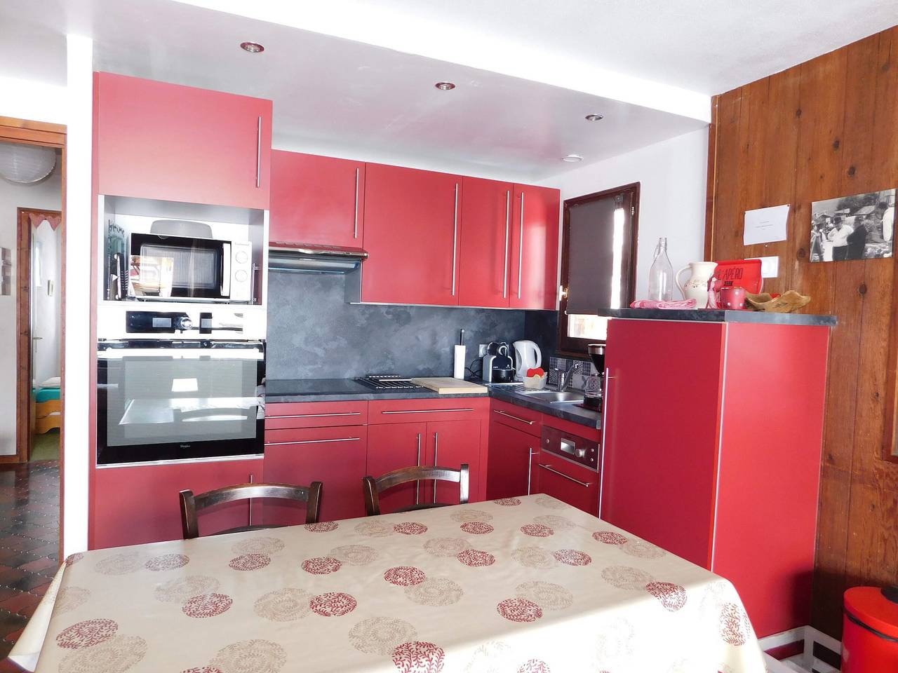 Entire apartment, Apartment for 4-5 people near ski slopes, private parking in Le Grand-Bornand, Annecy region
