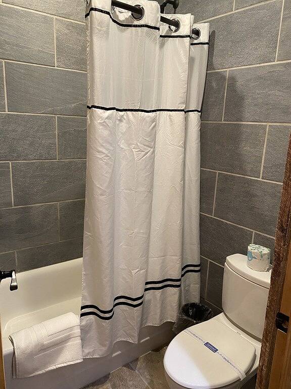 Ganze Wohnung, Ohiopyle Trailside Hotel Room1 Queen Bed Sleeps 2 minutes to Fallingwater in Ohiopyle, Pennsylvania