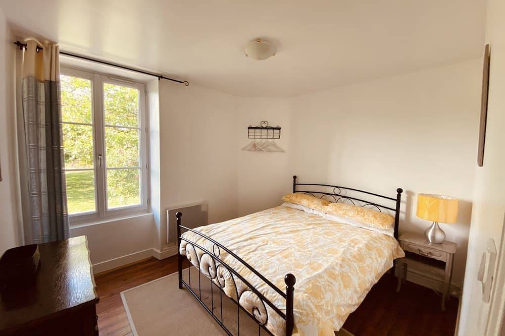 Cosy French cottage with access to peaceful gardens -10 mins walk to town centre in Ruffec, Charente