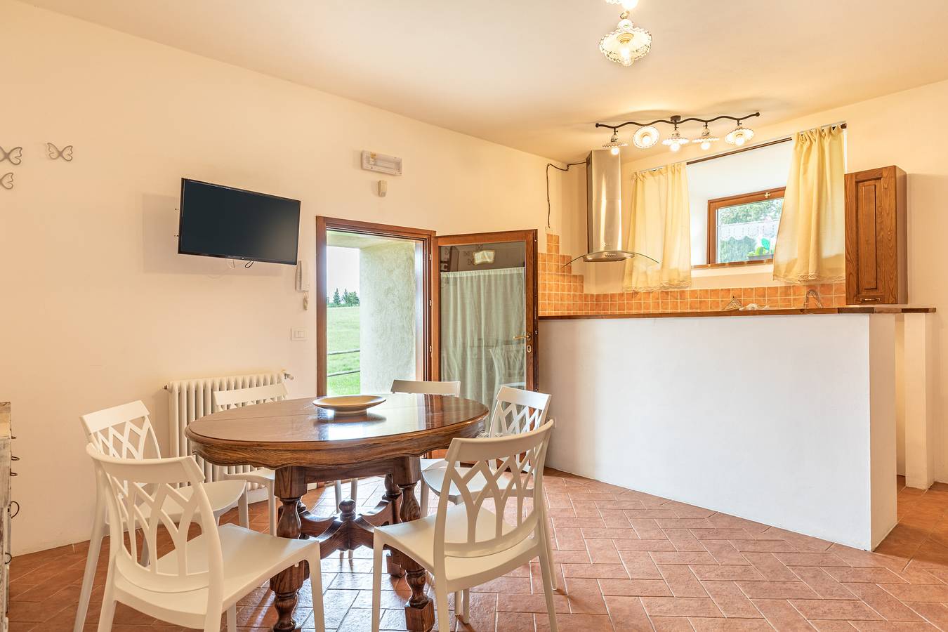Apartamento entero, Apartamento 'Granaio' con vistas a la montaña, piscina compartida y Wi-Fi in Chianciano Terme, Provincia de Siena
