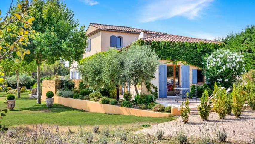 Gîte pour 3 personnes, avec Terrasse ainsi que Jardin et Piscine à Lourmarin