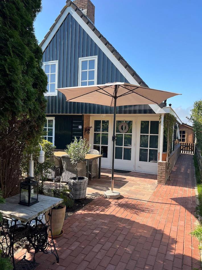 Vacation rental for 4 people, with terrace and yard in North Holland