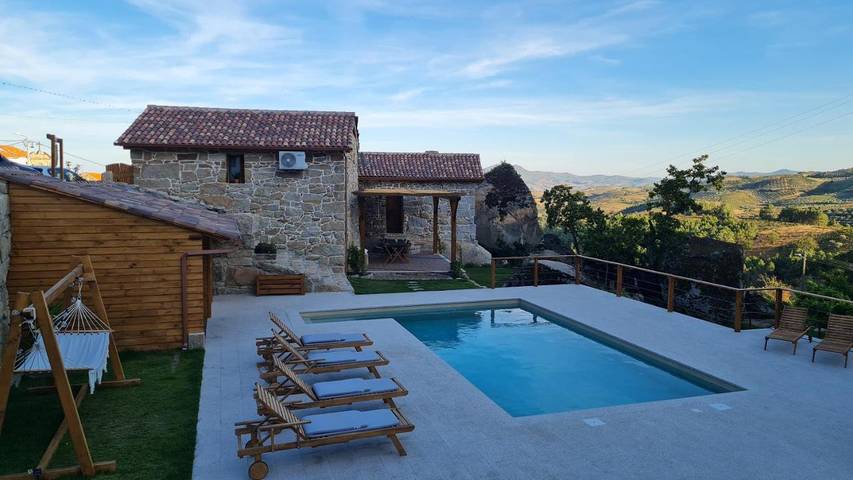 Location de vacances pour 7 personnes, avec Balcon et Terrasse ainsi que Jardin et Piscine à Valpaços