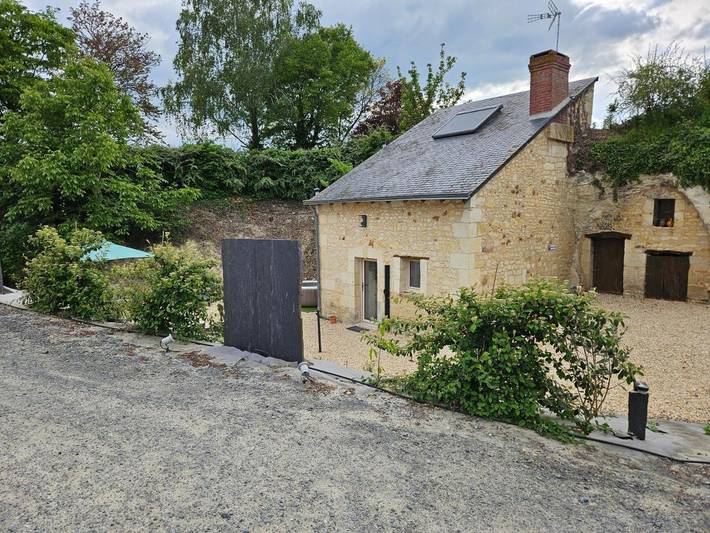 Gîte pour 3 personnes, avec jardin et jacuzzi à Louresse-Rochemenier