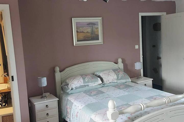 Verneuil Farmhouse Retreat - Sleeps 8, Near Lake in Verneuil, Regionaler Naturpark Périgord-Limousin