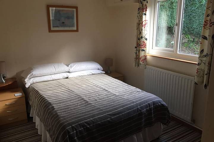 2 Bed, Pet Friendly, Hot tub, Secure Garden, Parking, Padstow, Saturday Change in Padstow, Cornwall