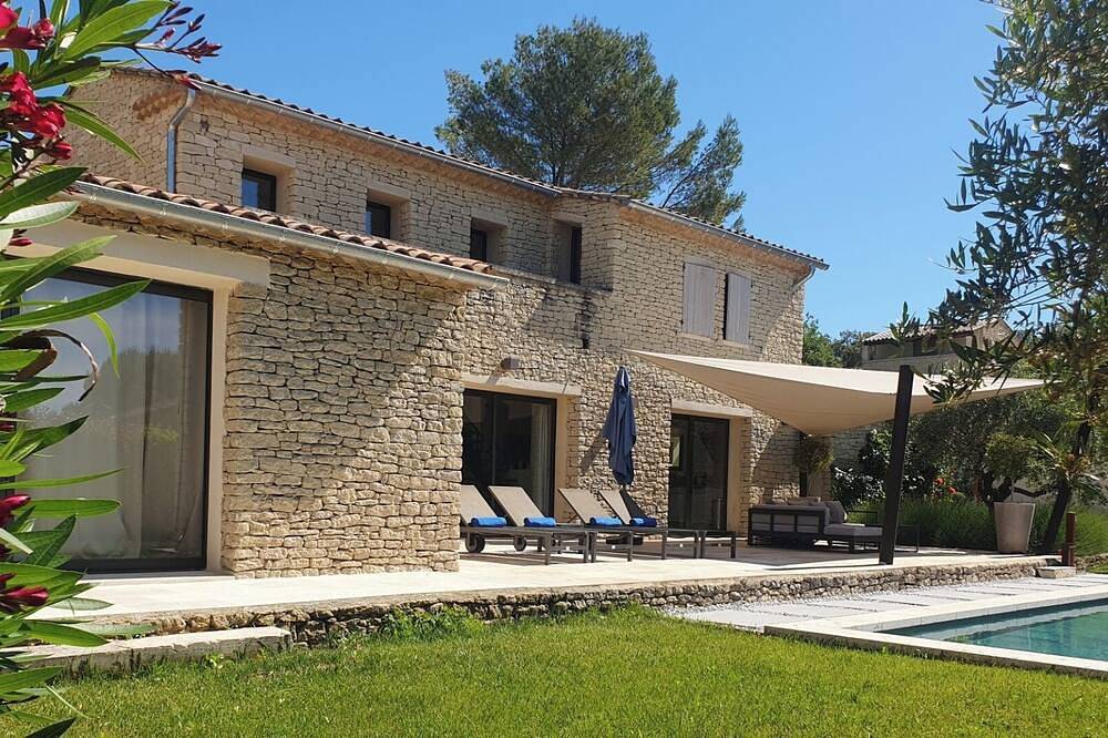 Pretty modern stone house with swimming pool near Gordes in Gordes, Regionaler Naturpark Luberon