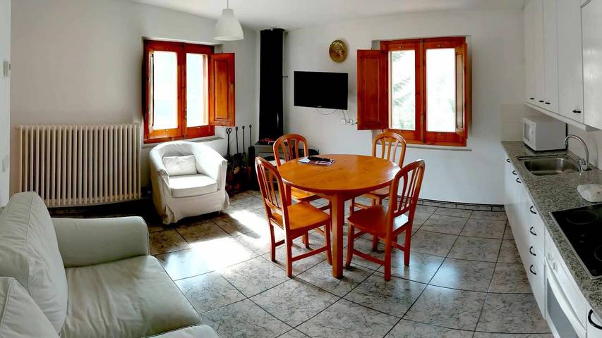 Entire apartment, Apartment 'Mas El Carrer - Blanc' with Shared Pool, Shared Garden and Wi-Fi in Santa Pau, Zona Volcanica de la Garrotxa Natural Park