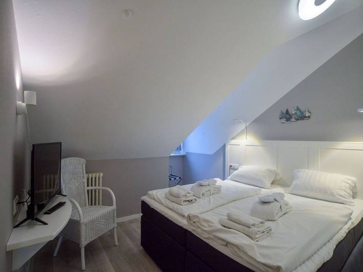 Ganze Wohnung, Komfortplus Ferienwohnung mit 1 Schlafzimmer und Balkon im Dachgeschoss in Ostseebad Binz, Binz