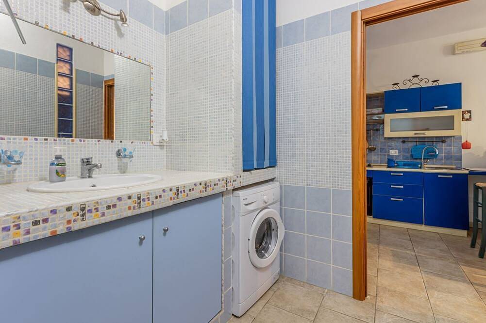 Ganze Wohnung, Guesthost - Cozy 70 sqm apartment with private parking space; accommodates up to 4 people plus camping cot on request.The courtyard is covered and privatewe are located in a renowned tourist resort on the Gulf of Cagliari.The accommodation consists of tw in Torre delle Stelle, Maracalagonis