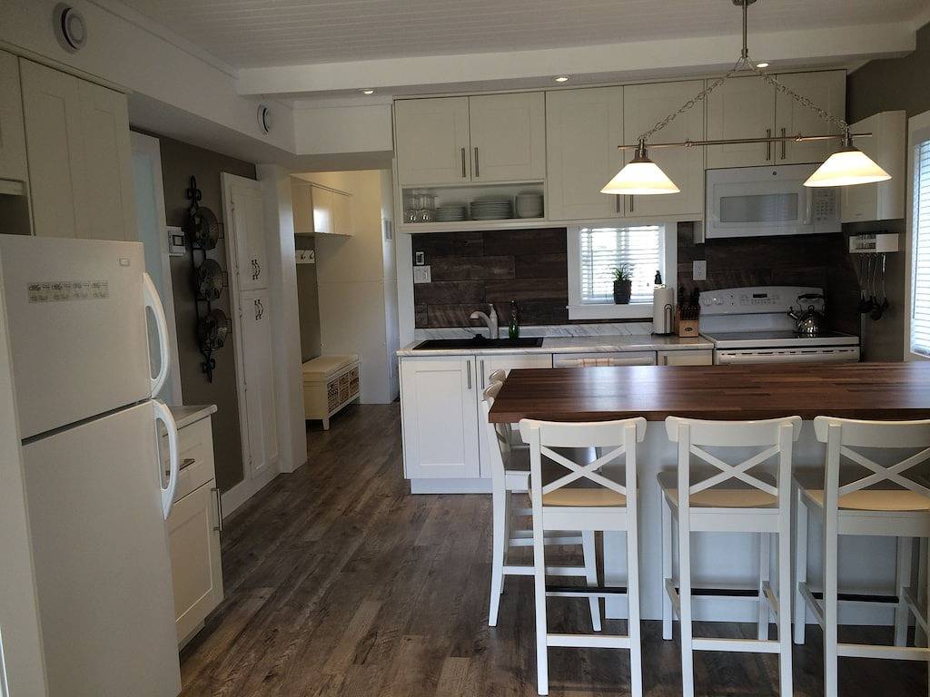 Schönes Familienhaus 15 Minuten von Waterton, Ab !! in Castle Mountain