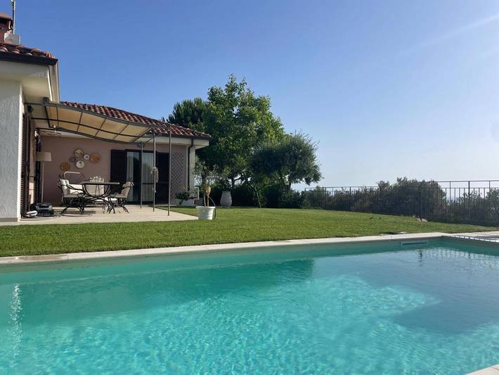 Villa per 6 persone, con piscina e terrazza nonché panorama e giardino in Costa Ionica Calabria