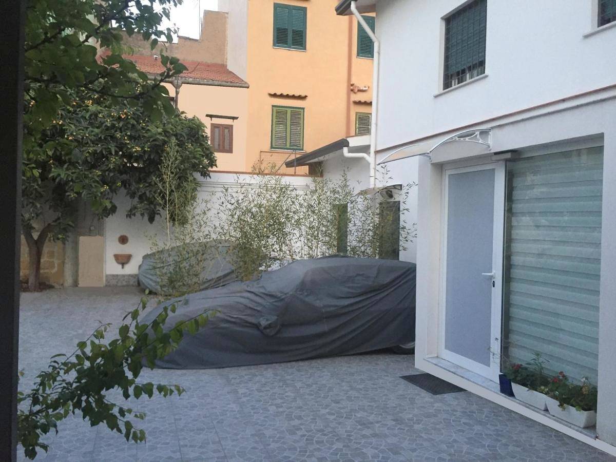 White Home. Casa Relax, piscina, free wi-fi & posto auto. in Palermo, Provincia di Palermo