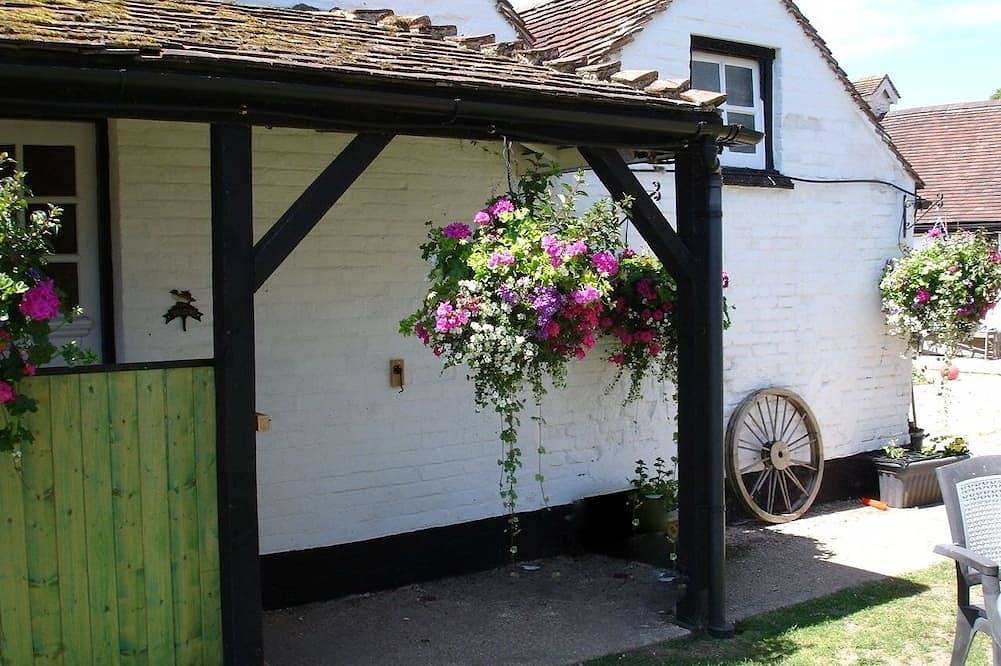 Converted from a old dairy into a beautiful, quaint cottage in The New Forest. in Bramshaw, Hampshire