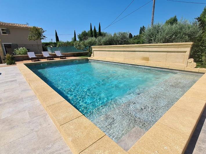 Location de vacances pour 16 personnes, avec terrasse et jacuzzi ainsi que jardin et piscine, animaux acceptés à Grans - 2