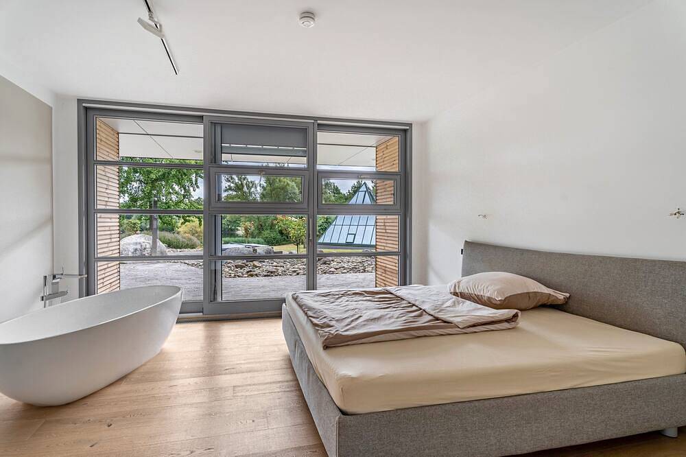 Villa „Traumhaus am See“ mit Seeblick, privater Terrasse und Wlan in Wesel, Niederrhein
