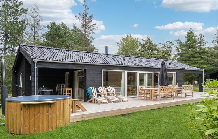 Ferieudlejning for 8 personer, med have og sauna samt terrasse i Ellinge Lyng