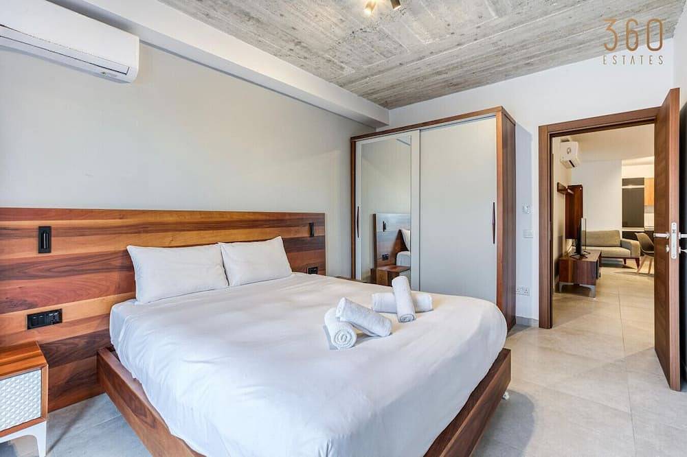 Geheel appartement, A fully equipped Apt with private balcony & Pool in San Giljan, Malta