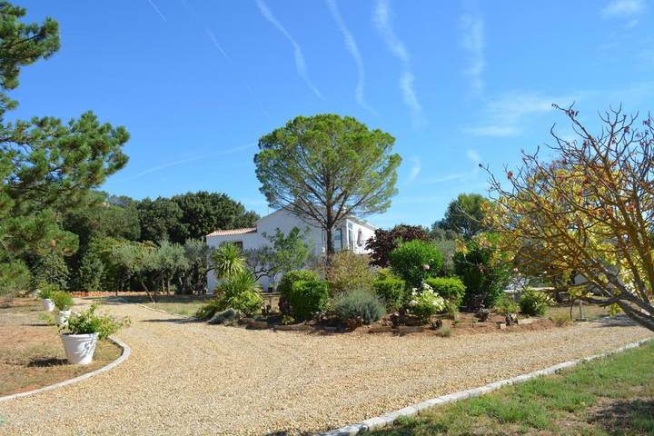 Appartement de vacances pour 2 personnes, avec terrasse et piscine ainsi que jardin et vue