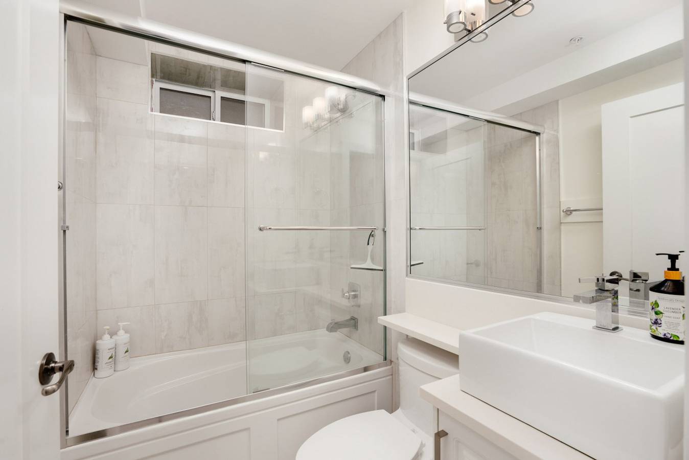 Cozy 1Br Suite in South Van | Mins to Vyr! in Vancouver, Columbia Britannica