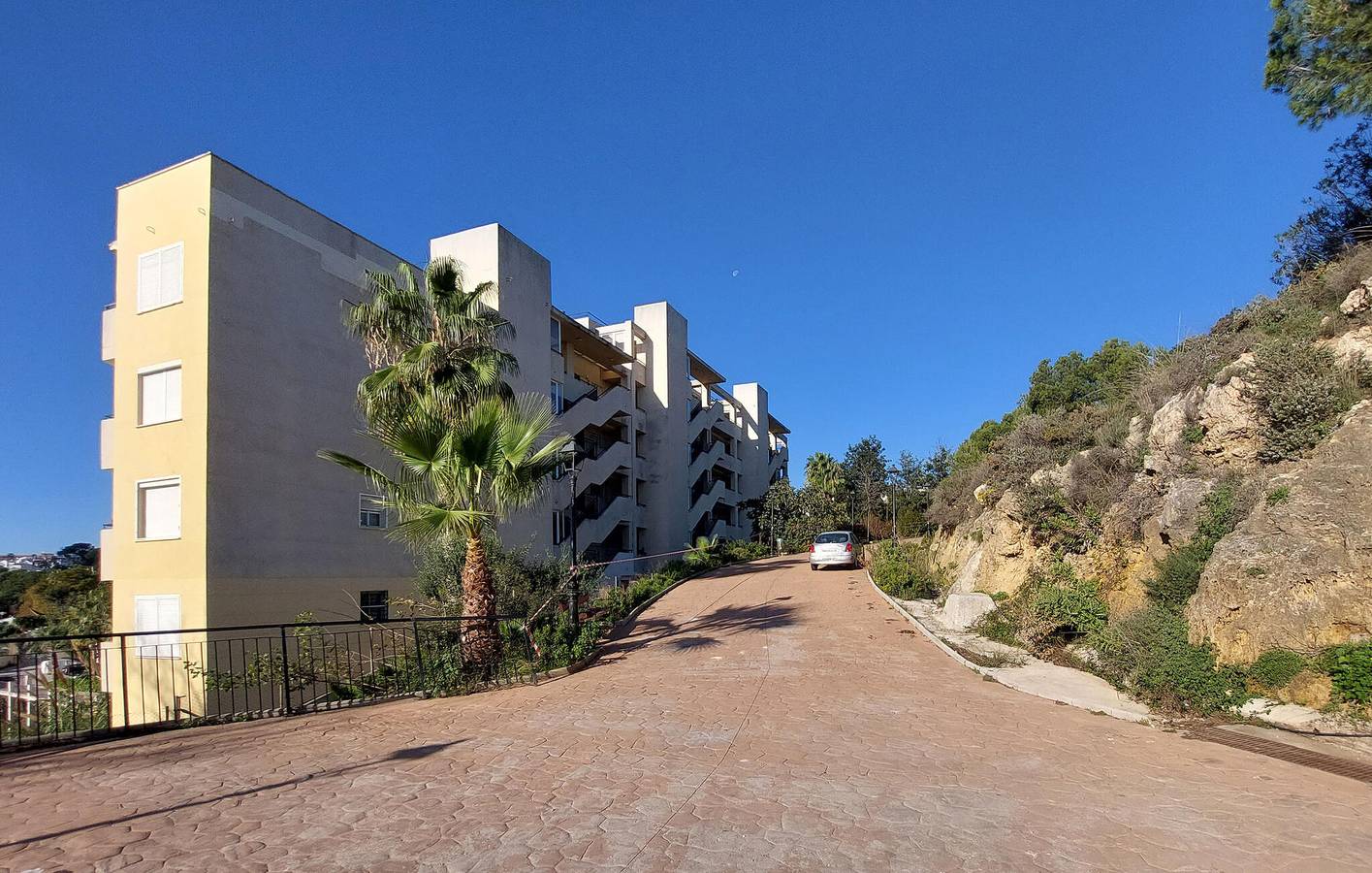Entire holiday apartment, Sea View Apartment with Pool & Terrace, 2km to Beach in Montemar Torremolinos, Torremolinos