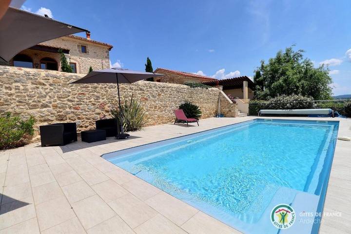 Gîte pour 2 personnes, avec vue ainsi que piscine et jardin à Saint-Sauveur-de-Cruzières