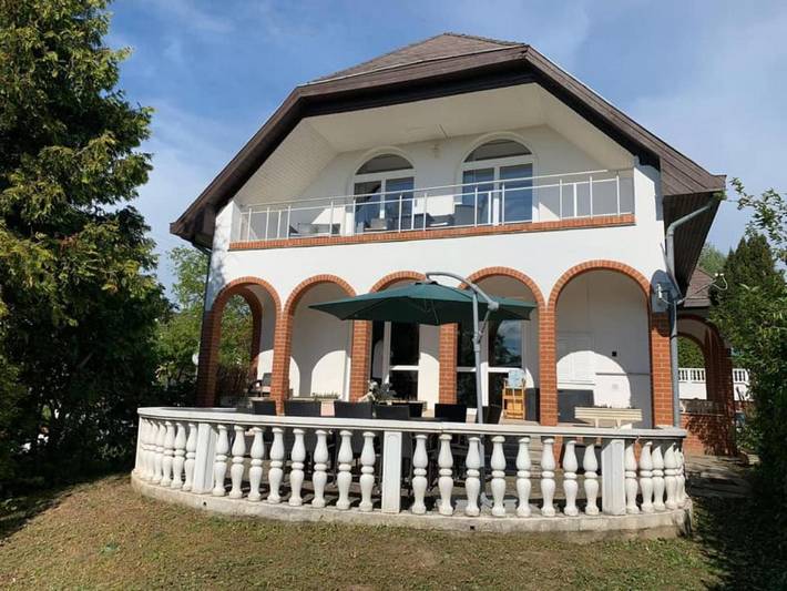 Ferienhaus für 10 Personen, mit Pool und Seeblick sowie Ausblick und Garten, mit Haustier in Siofok