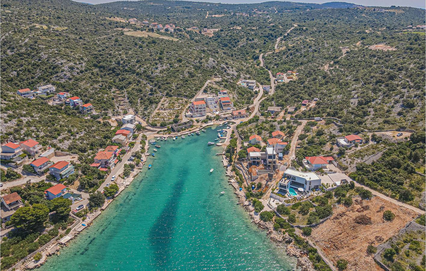 Gemütliche 2-Zimmer-Wohnung mit Pool, Terrasse und 1,5 km Entfernung zum Strand in Razanj, Šibenik-Knin