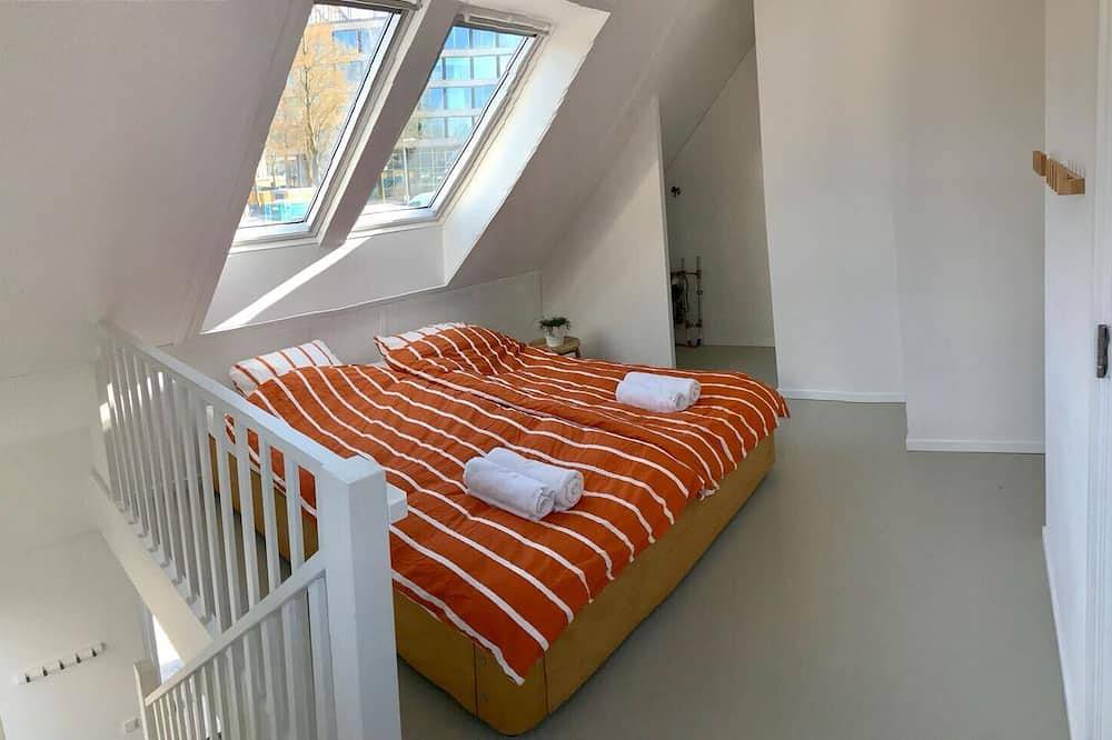 Appartement entier, Studio 2 pièces avec salle de bain dans villa de ville avec parking privé gratuit in Amsterdam Nieuw-West, Hollande-Septentrionale