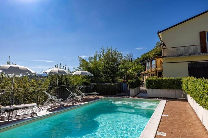 Ferienhaus für 6 Personen, mit Whirlpool und Terrasse sowie Garten und Pool