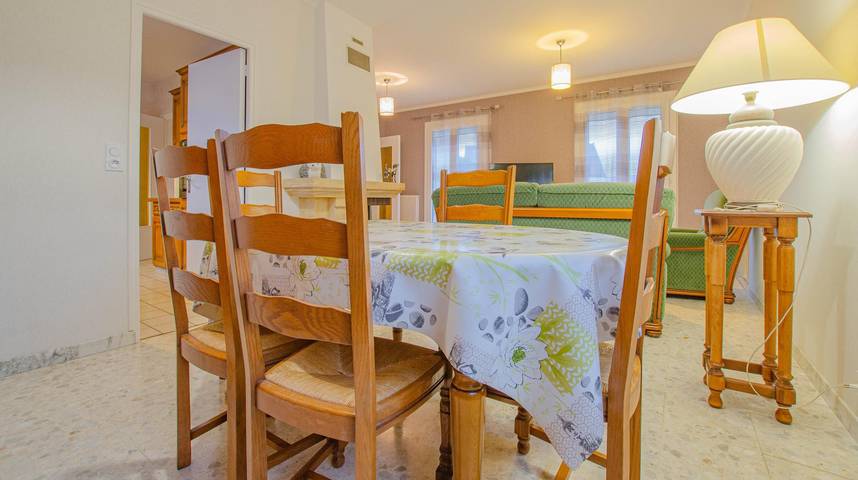 Encantadora Casa Familiar con Jardín y Barbacoa, Cerca de Tiendas in Arcis-sur-Aube, Aube (desambiguación)