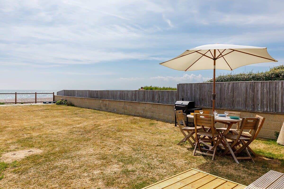 Sunny seafront chalet - sleeps 6 in West Wittering, West Sussex