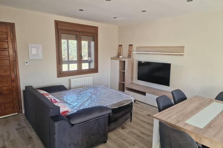 Chalet with barbecue, garden and indoor swimming pool next to the mountains in Villarta-Quintana, La Rioja Provinz