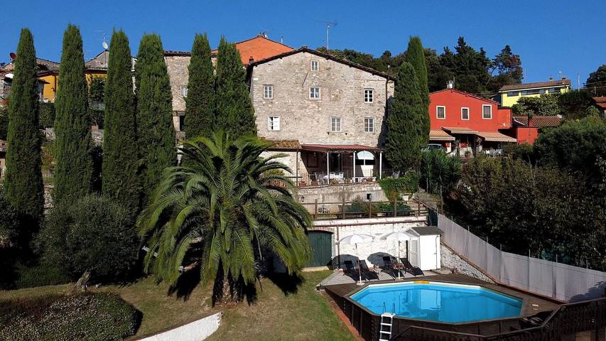 Agriturismo per 8 persone, con piscina e balcone in Versilia